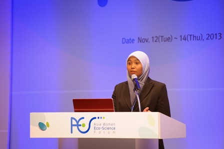 Award-winning presenter, Cik Marina Roseli, presenting the paper on Bodiversity and Sustainable Development in Malaysia.