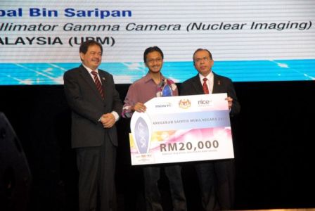 Dr. Iqbal with YB Datuk Dr. Ewon Ebin, Minister of Science, Technology and Innovation (left) dan YBhg. Dato' Dr. Rosli Mohamed, MOSTI Secretary General (right), during the awards presentation.