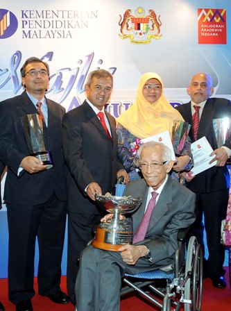 UPM Vice Chancellor with the UPM AAN 2013 recipients, Prof. Dr. Azni Idris (left), Prof. Dr. Rahinah Ibrahim (second from right), Prof. Dr. Jayakaran Mukundan (right) and Prof. Emiritus Tan Sri Dr. Rashdan Baba (holding a trophy)