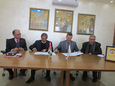 MoU document exchange between UPM Vice Chancellor, Prof. Dato' Dr. Mohd Fauzi Ramlan and Amman Arab University President, Prof. Dr. Omar Al-Jarrah, witnessed by UPM Deputy Vice-Chancellor (Academic and International), Prof. Datuk Dr. Mad Nasir Shamsudin a