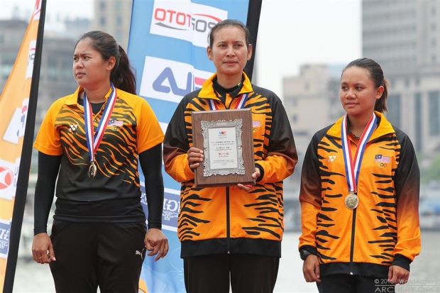 Saritha, kiri bersama trio kebanggaan negara