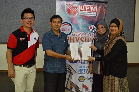 Dari kiri: Dr. Yap Wing Fen (Ketua Projek), Prof. Madya Dr. Zaidan Abdul Wahab (Ketua Jabatan Fizik UPM), Puan Zaihasra Azwa Zaharim (Ketua Panitia Fizik SGS), Puan Zainah Ahmad Sisman (Penolong Kanan Akademik SGS)