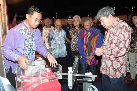 Dr Hafandi (left) briefing Selangor Sultan, Sultan Sharafuddin Idris Shah, about his research on rats and mice in relation to the use of Omega-3 fatty acids. Looking on ise UPM Vice-Chancellor Prof. Dato’ Dr. Mohd Fauzi Ramlan