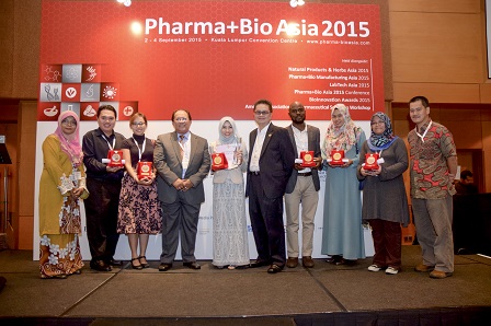 Winners posing for a snapshot with MARS president, Dr. Wan Mashol W. Zin  
