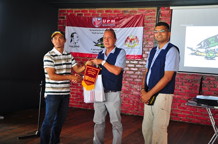 Assoc. Prof. Dr. Sridar Ramachandran who leads the research team (right) with Uncle Chang or Ang Kian Chong who owns Uncle Chang’s Dive Lodge